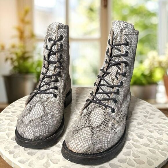 Frye $278 Veronica Textured Leather Embossed Combat Boots Lace-Up Women’s 7.5 NE - Picture 2 of 12